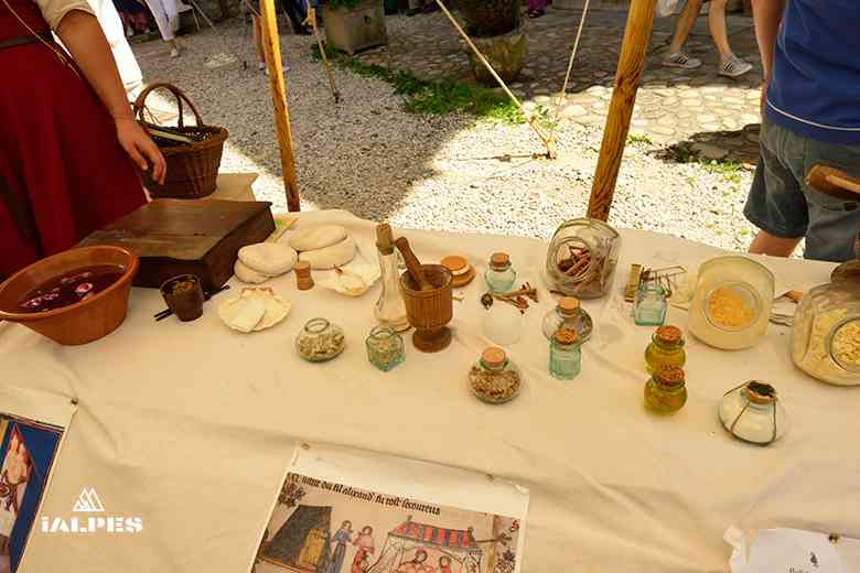 Artisans d'art en plein travail lors des JEMA dans les Alpes