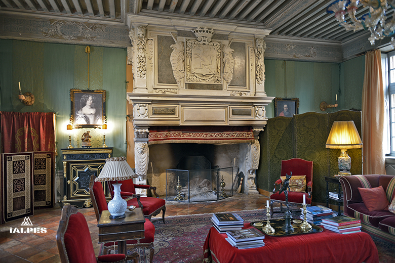 Les douves du château de Fléchères