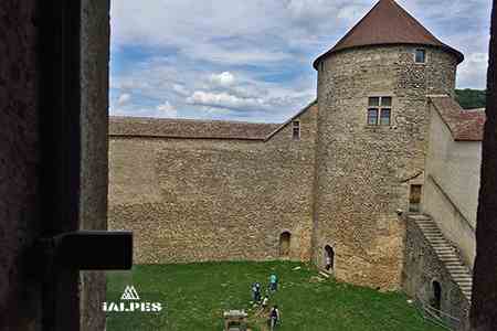 Cour château des Allymes, Ain