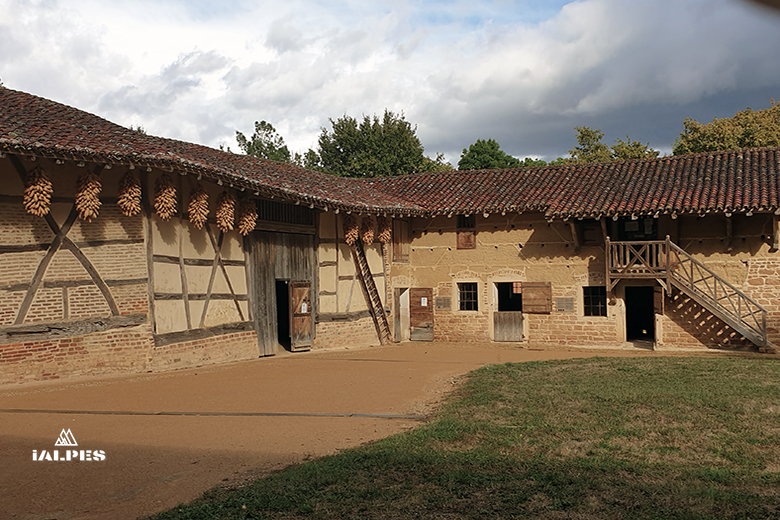 Architecture en briques et pisé de la ferme