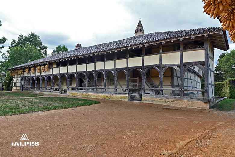 Cheminement et bâtiments du domaine