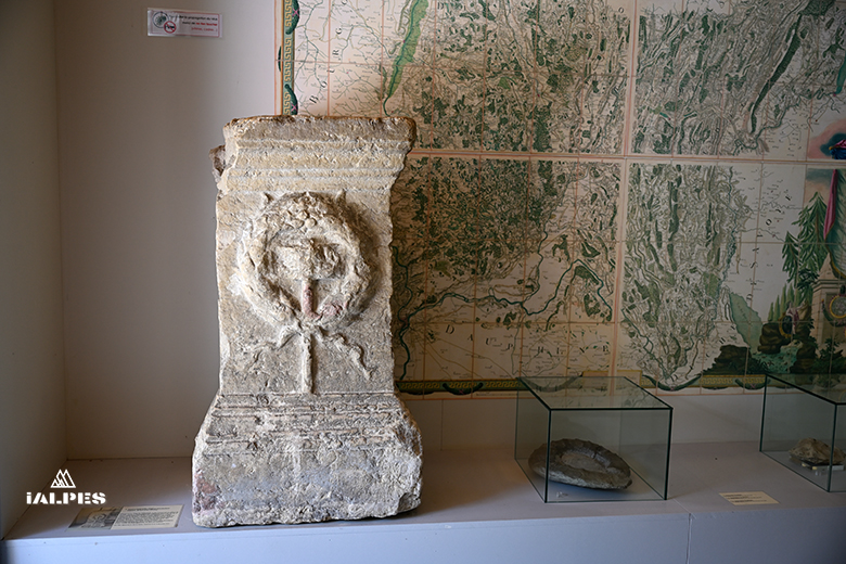 Musée du Bugey-Valromey, autel anépigraphe gallo-romain.