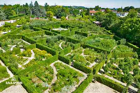 Jardin château de Saint-Bernard, Ain