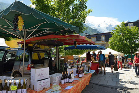 Marché de producteurs locaux et animation dans les rues de Chamonix