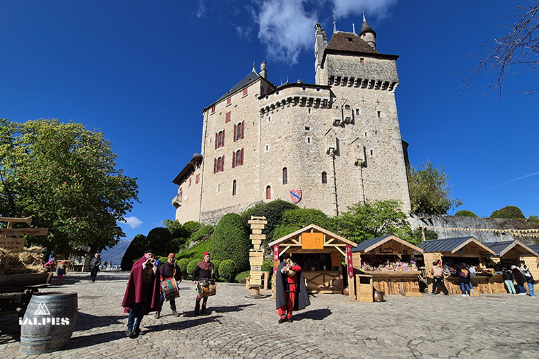 Château de Menthon-Saint-Bernard dominant le lac d'Annecy