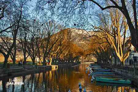 Le canal du Thiou en automne à Annecy