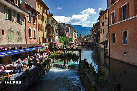 Le canal du Thiou et son écluse fleurie depuis le pont de la République à Annecy, avec la terrasse du Lyonnais à gauche