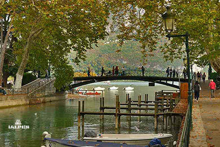 Le célèbre Pont des Amours au-dessus du canal du Vassé