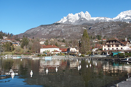 Vue sur le port et l'abbaye de Talloires au lac d'Annecy