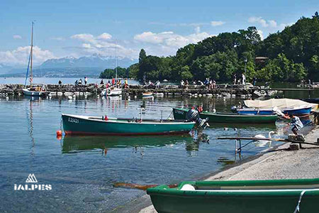 Barque de pêcheur traditionnelle à Yvoire sur le lac Léman