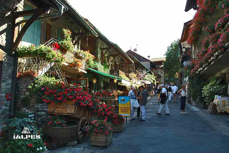 Yvoire ruelle fleurie, Haute-Savoie