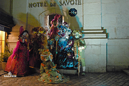 Costumes et masques du Carnaval Vénitien devant l'Hôtel de Sales