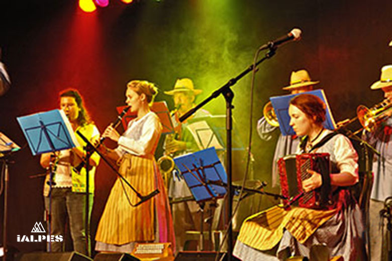 Groupe de musique folklorique traditionnelle lors d'un festival d'été en Haute-Savoie