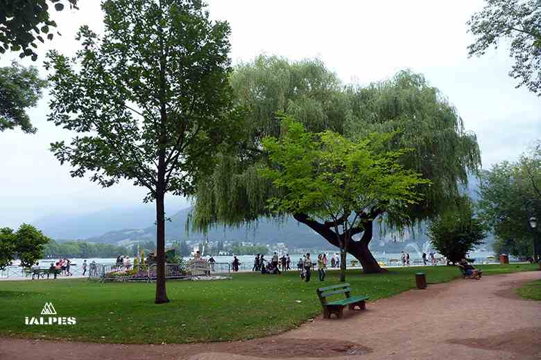 Les allées ombragées du Jardin de l'Europe à Annecy
