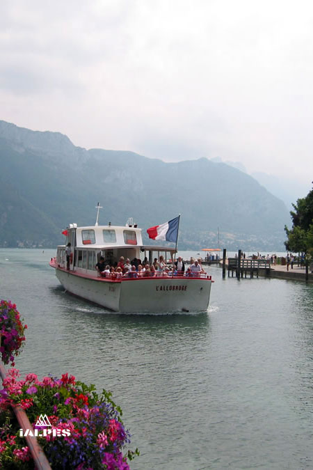 Bateau de croisière naviguant sur les eaux pures du lac d'Annecy