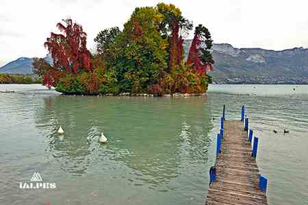 Le lac d'Annecy et l'Île des Cygnes depuis les Jardins de l'Europe