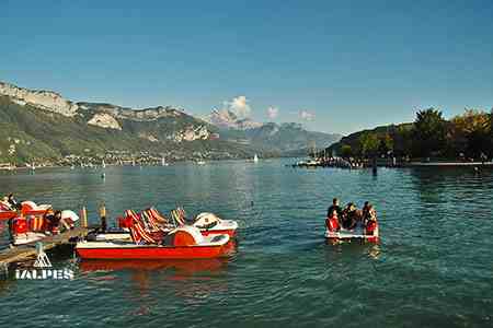 Pédalos sur le lac d'Annecy