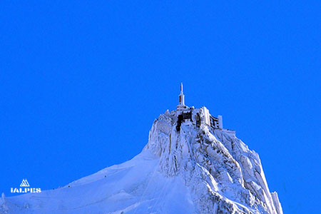 L'Aiguille du Midi et le massif du Mont-Blanc à Chamonix