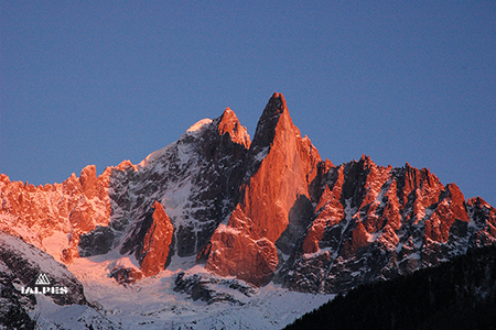 >E cmping au pied du masif du Mont-Blanc