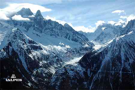 Vue sur la Mer de Glace et la vallée Blanche depuis le sommet du téléphérique du Brévent