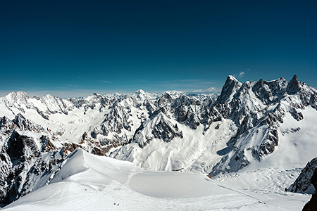 Skieurs encadrés engagés dans la descente de la Vallée Blanche à Chamonix