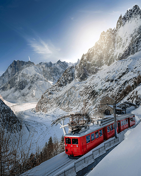 Le petit train rouge à crémaillère du Montenvers et vue sur la Mer de Glace