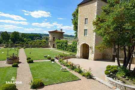 Le château de Saint-Bernard est un ancien château fort de la fin du XIIIᵉ ou du début du XIVᵉ siècle dans le département de l'Ain