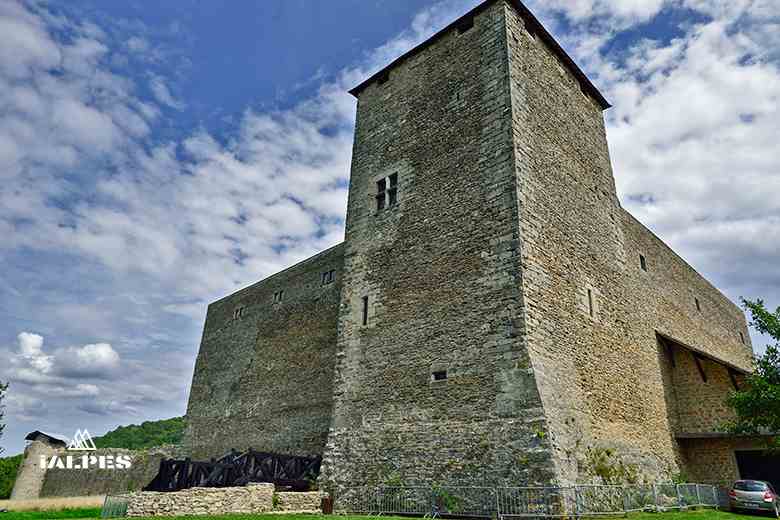Château des Allymes, l'une des tours d'angle dans l'Ain