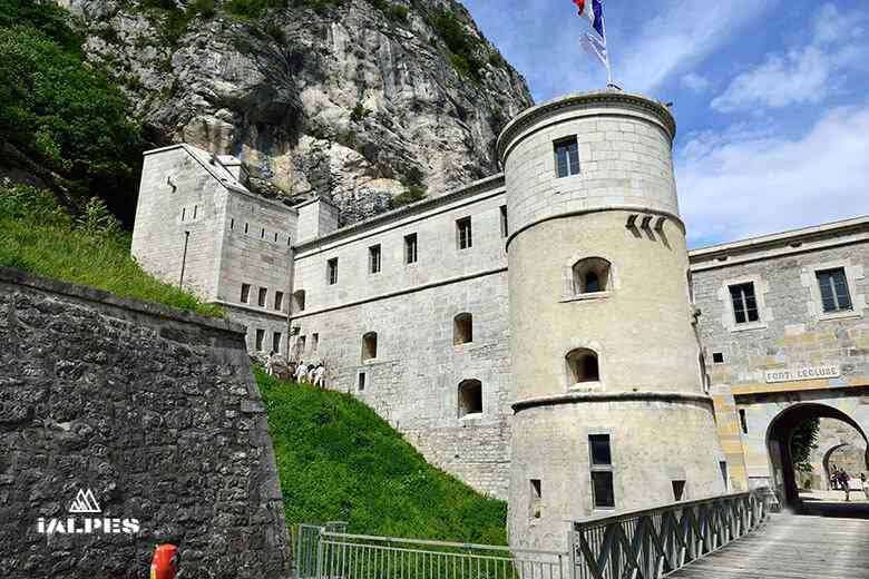 Fort l'Écluse dominant le défilé du Rhône dans l'Ain