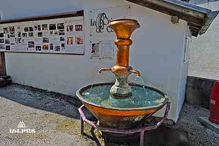 Fontaine en cuivre dans le village de Cerdon dans le Bugey