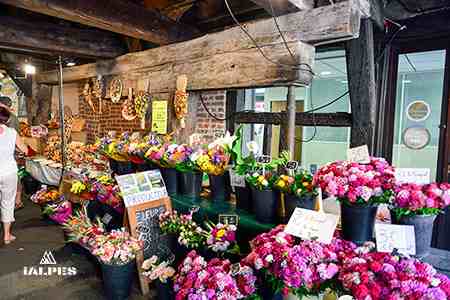 Marché traditionnel sous les halles de Châtillon-sur-Chalaronne
