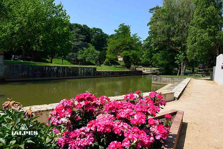 Châtillon-sur-Chalaronne, promenade sur les quais fleuris du Clos Janin dans l'Ain