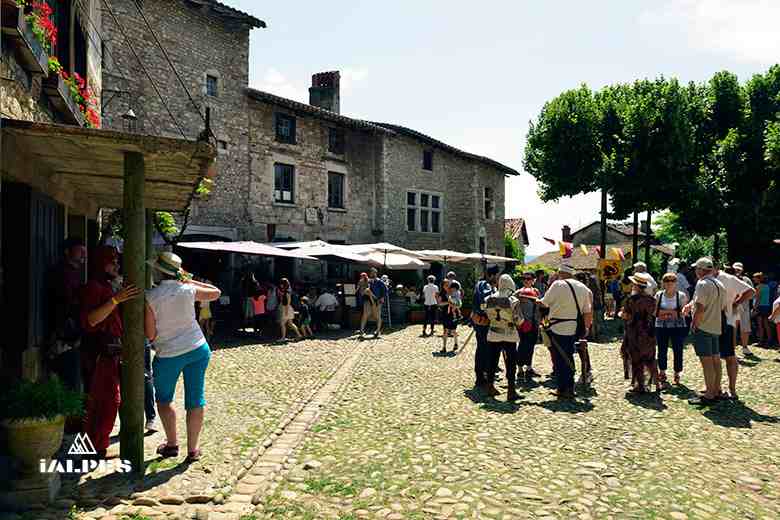 Place du Tilleul à Pérouges, village médiéval dans le département de l'Ain