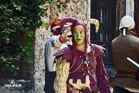 Pérouges, fête médiévale, défilé des troubadours.
