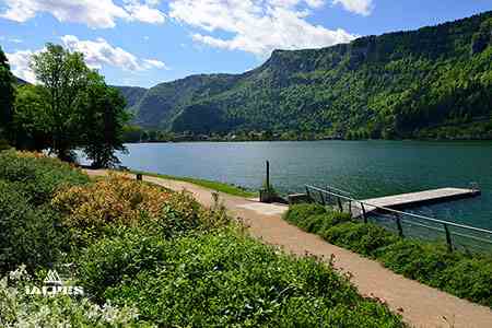 Promenade au bord du Lac de Nantua au pied des falaises de calcaire