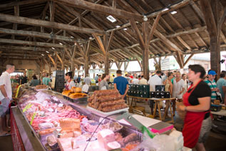 Chatillon-sur-Chalaronne, jour de marché hebdomadaire.