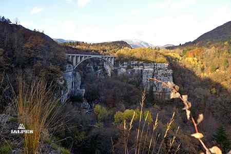 Le majestueux Pont des Pierres enjambant la Valserine entre Montanges et Confort dans l'Ain