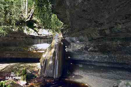 La cascade du Pain de Sucre et sa colonne de tuf à Champagne-en-Valromey dans l'Ain