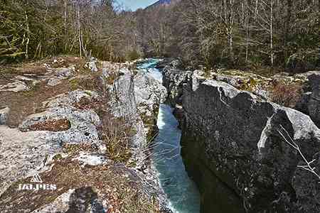 Gorges profondes et Pertes de la Valserine à Valserhône dans l'Ain