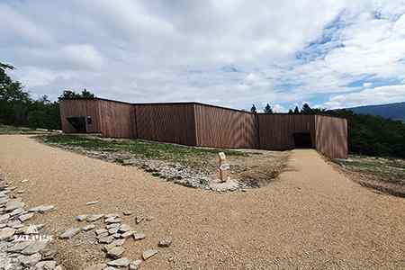 Dinoplagne musée paléontologique à Plagne dans l'Ain