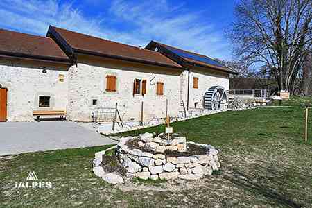 Ville-la-Grand, le Moulin de Carraz