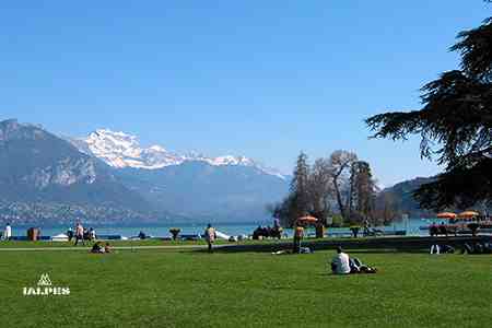 Le lac d'Annecy depuis l'esplanade du Pâquier