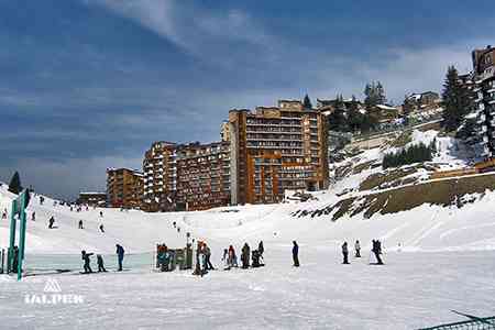 L'espace débutant enfants au pied des immeubles en tavaillons au centre de la station d'Avoriaz