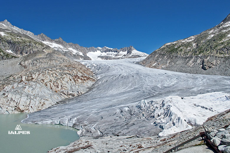 Vue panoramique sur le Glacier du Rhône et la grotte de glace depuis la route de la Furka.