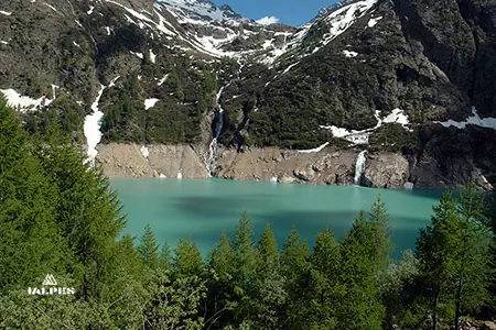 Vallée d'Aoste, lac du barrage de place Moulin.