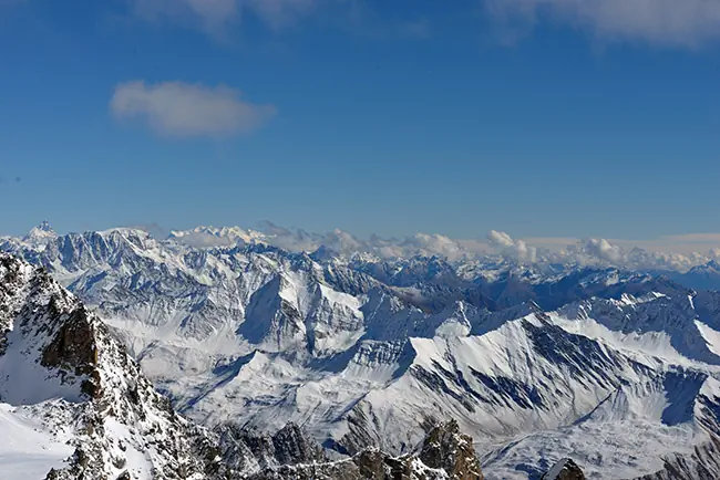 Vue panoramique depuis la Pointe Helbronner sur le massif du Mont-Blanc