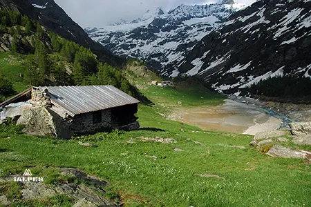 Val d'Aoste, place Moulin, refuge Prarayer en été.