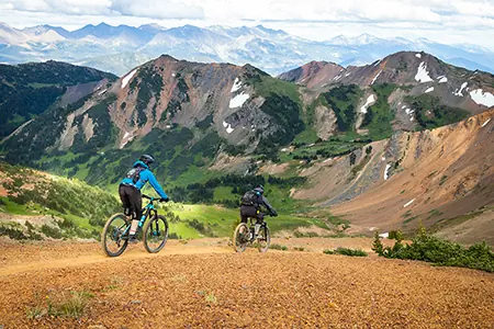 Vététistes en montagne