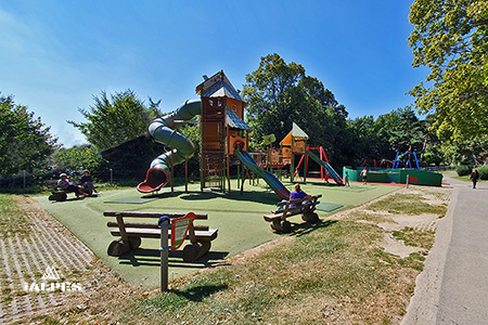 Château et toboggan enfant