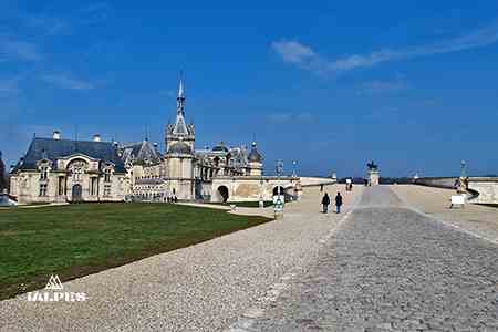 Entrée du château de Chantilly, France